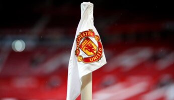 Les compétitions suspendues, trois matchs reportés pour Manchester United