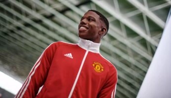 Tyrell Malacia signe à Manchester United