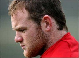 Rooney rend hommage