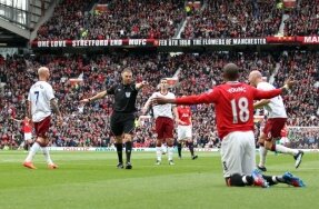 Rooney défend Young