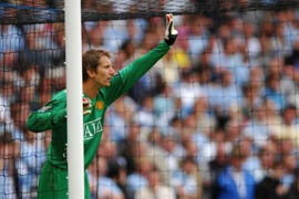 Van der Sar sur le flanc