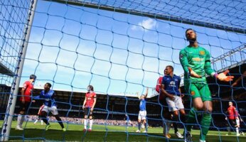 Report : Everton 3 United 0