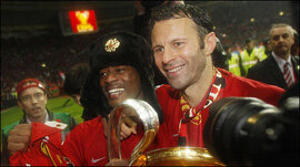 Giggs adoube Evra 